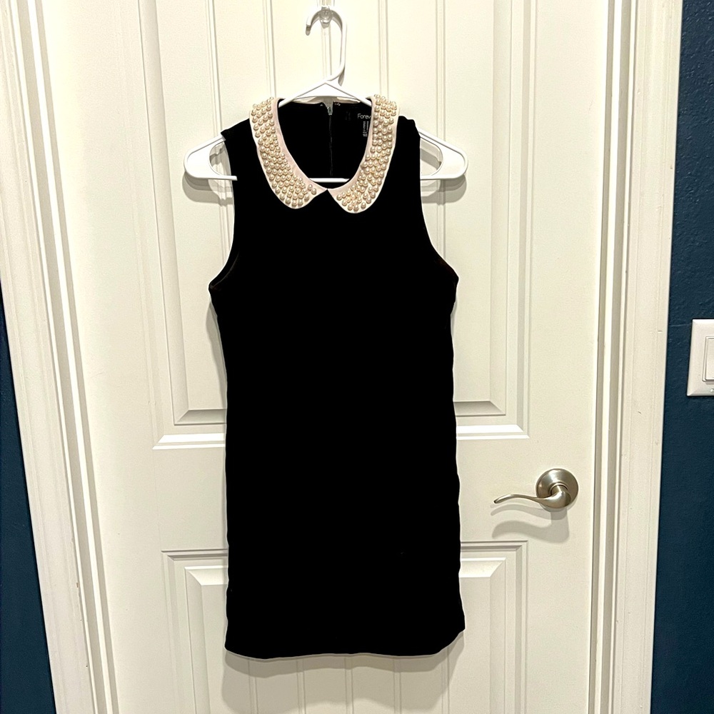 size M pearl collar black dress
